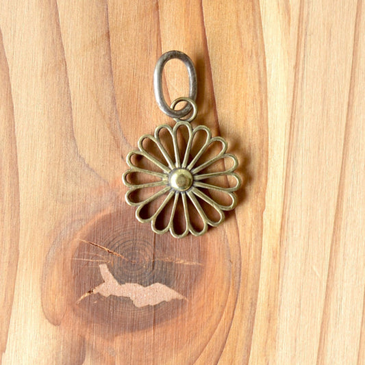 Kobashi Studio - Kikumon Charm “SUKASHI” Medium Brass KC1600B
