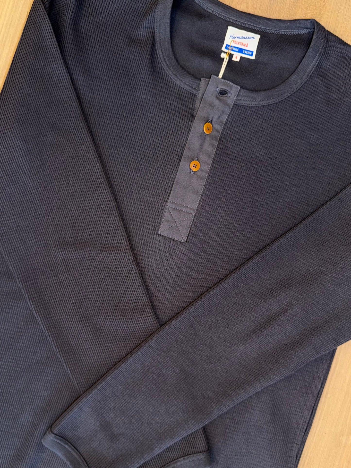 Hermansson Folktrikå - 001 Ribbed Henley Antrasit